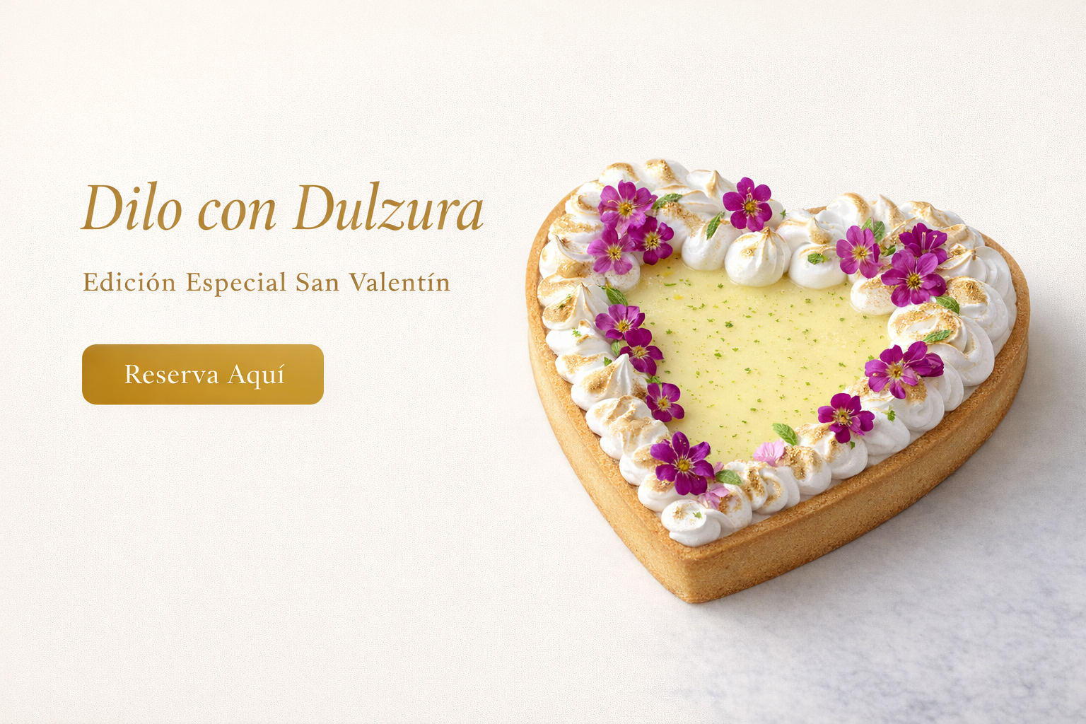 Pie de limón corazón de 15 cm sobre plato blanco minimalista con borde de merengue artesanal y centro de lemon curd natural.